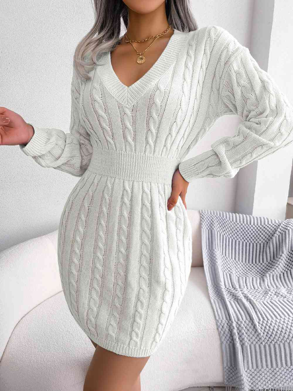 Mini-robe pull en tricot torsadé à col en V