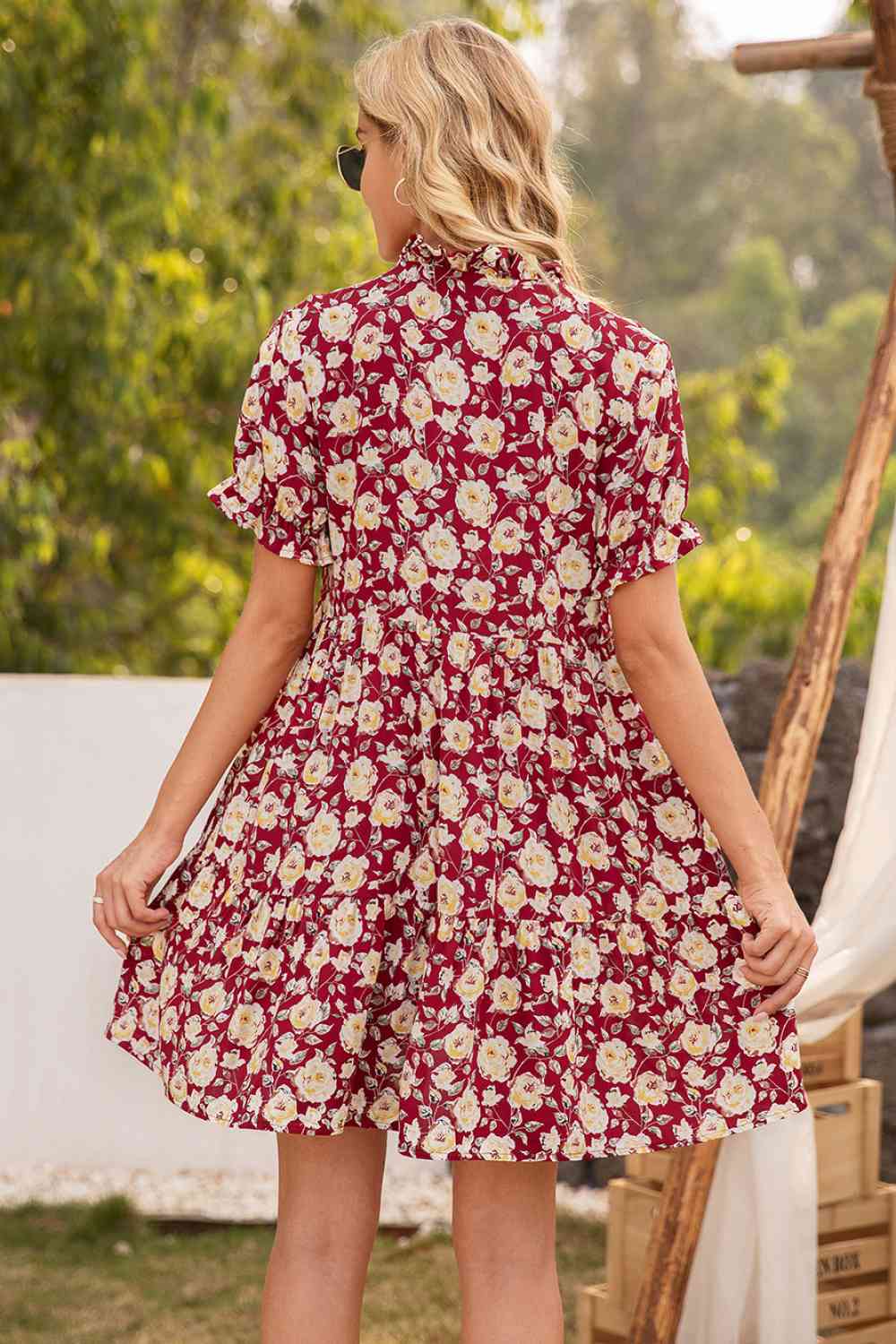 Vestido con cuello anudado y ribete de volantes florales