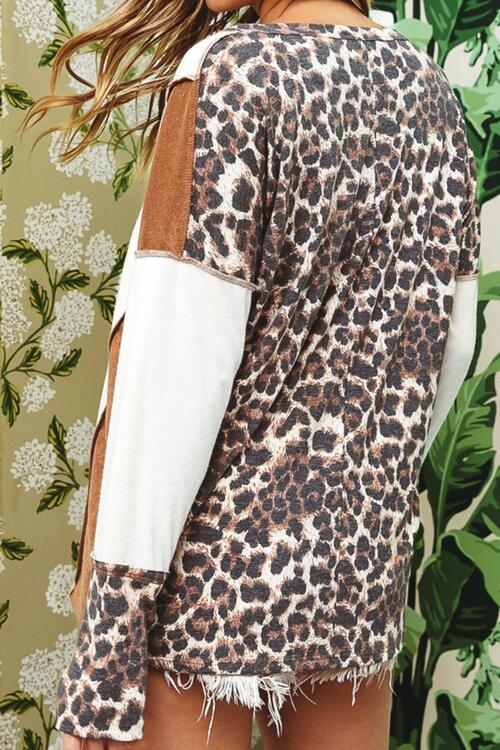 Blusa con hombros caídos y cuello en V de leopardo