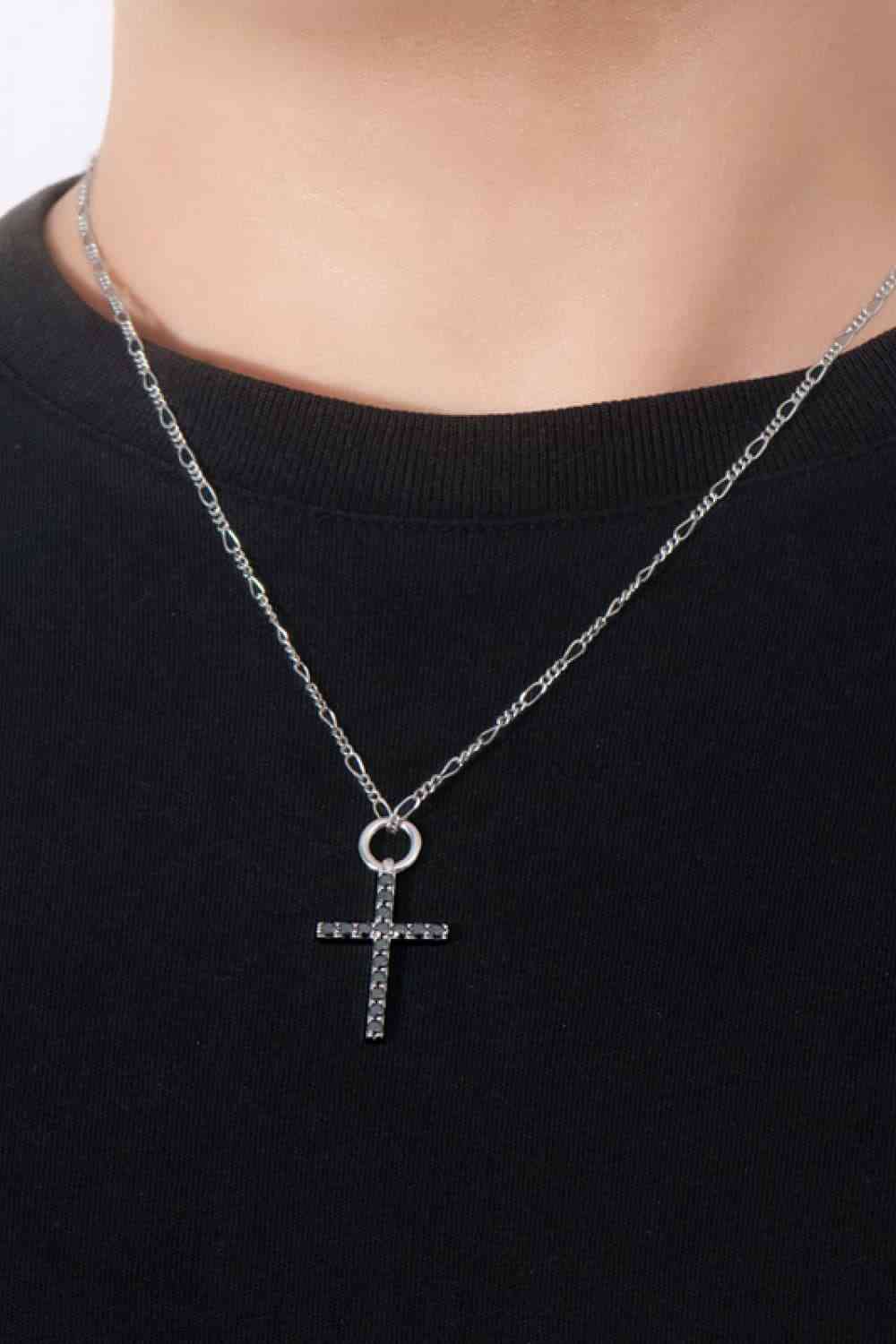 Collier plaqué platine avec pendentif croix moissanite