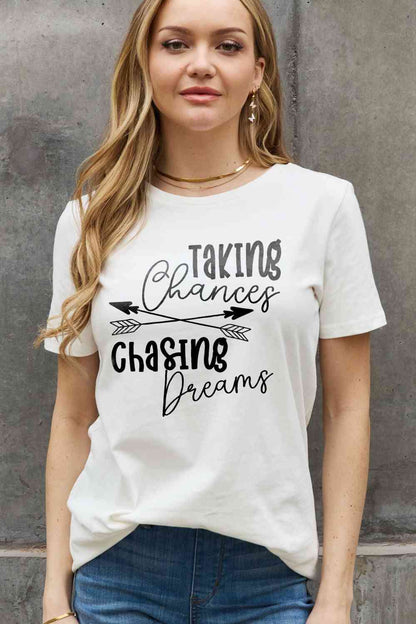 Camiseta de algodón estampada de tamaño completo TOMANDO OPORTUNIDADES CHASING DREAMS de Simply Love