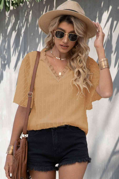 Blusa con cuello en V y mangas acampanadas con ribete de encaje de lunares suizos