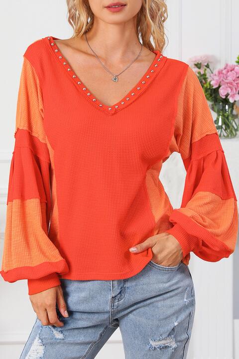 Top con cuello en V y bloques de color