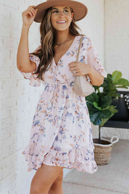 Vestido floral con cordón en la cintura y volantes