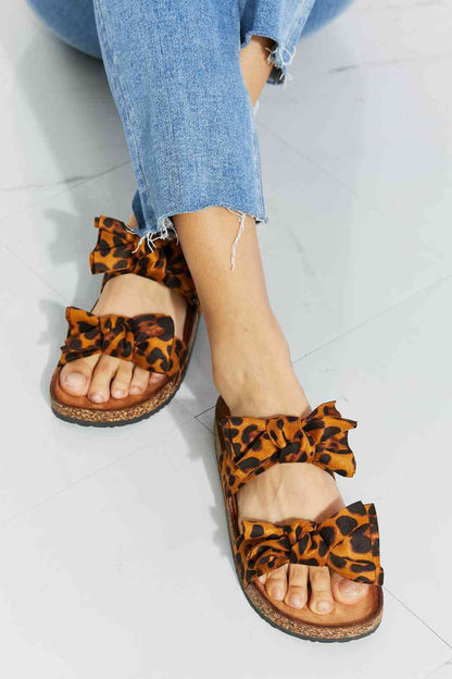 Sandalias estilo chanclas con lazo de leopardo Fiercely Feminine de Forever Link