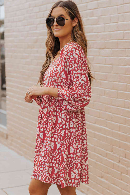 Vestido con estampado animal y manga globo con cuello cuadrado