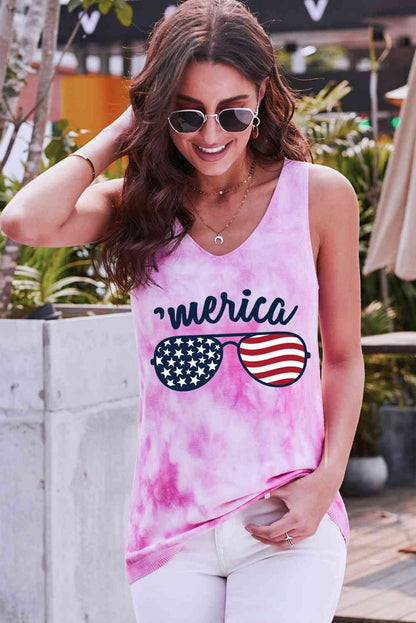 Camiseta sin mangas con diseño teñido anudado y gafas de sol con bandera de EE. UU.