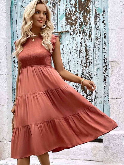 Vestido fruncido con cuello redondo y capas