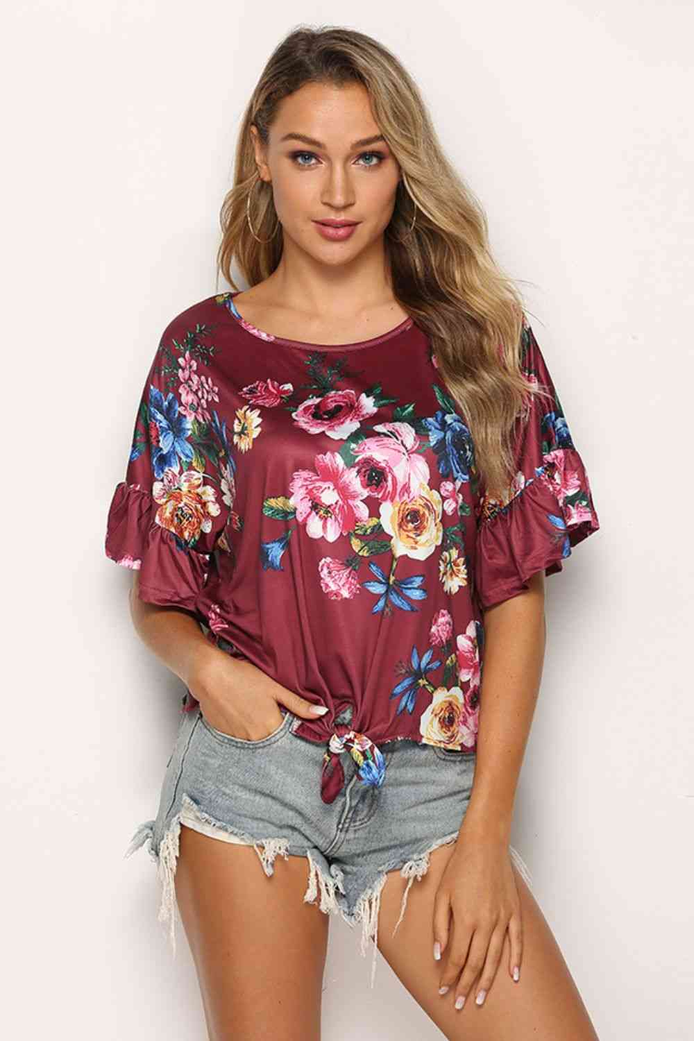 Top floral con mangas con volante y dobladillo anudado