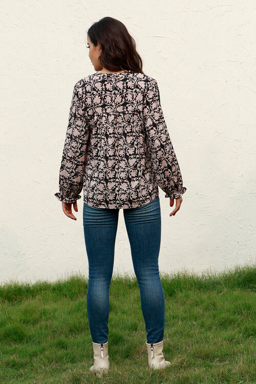 Blusa con cuello redondo y mangas con volantes florales