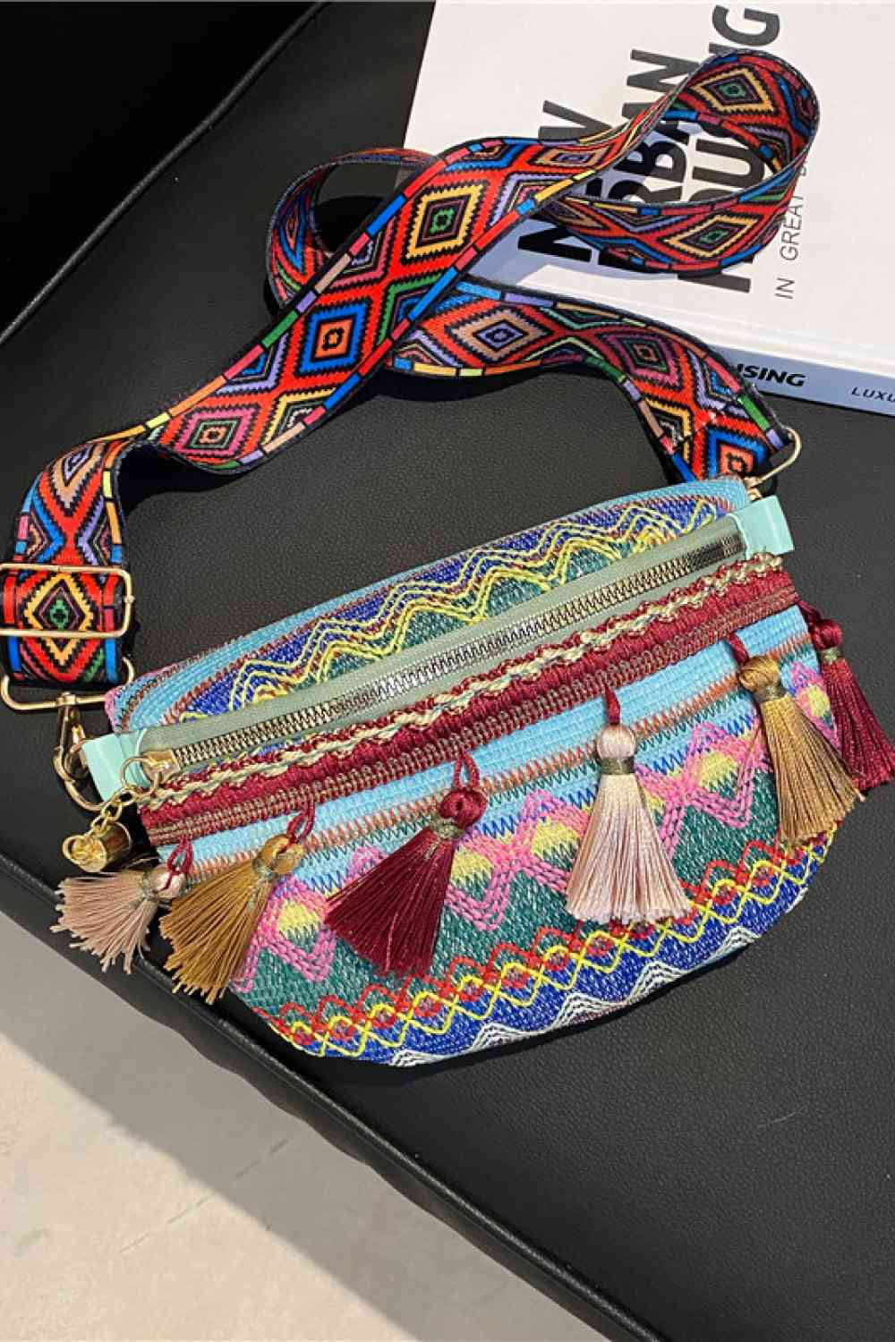 Bolso bandolera bohemio con borlas