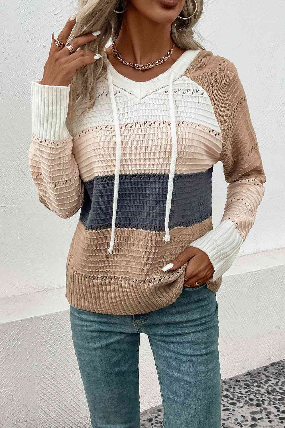 Pull à capuche avec cordon de serrage et blocs de couleurs