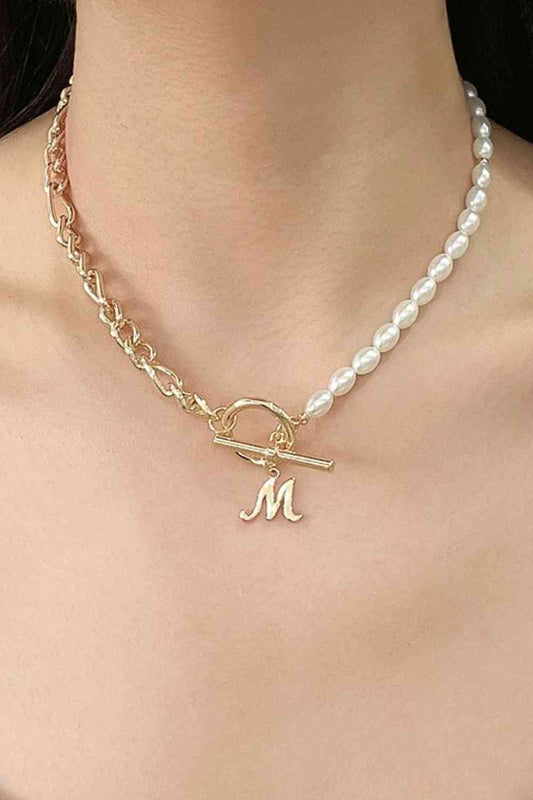 Collar con colgante de media perla y media cadena con colgante del alfabeto M