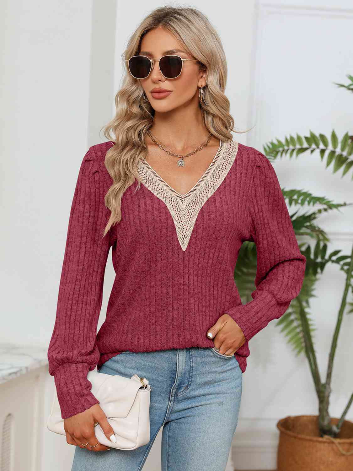 Blusa de canalé con cuello en V y detalle de encaje