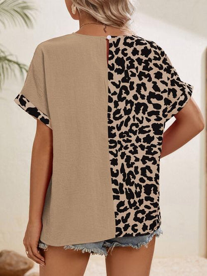 Top de manga corta con cuello redondo en contraste de leopardo