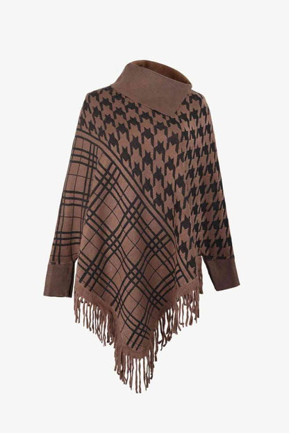 Poncho de pata de gallo con cuello alto y dobladillo con flecos