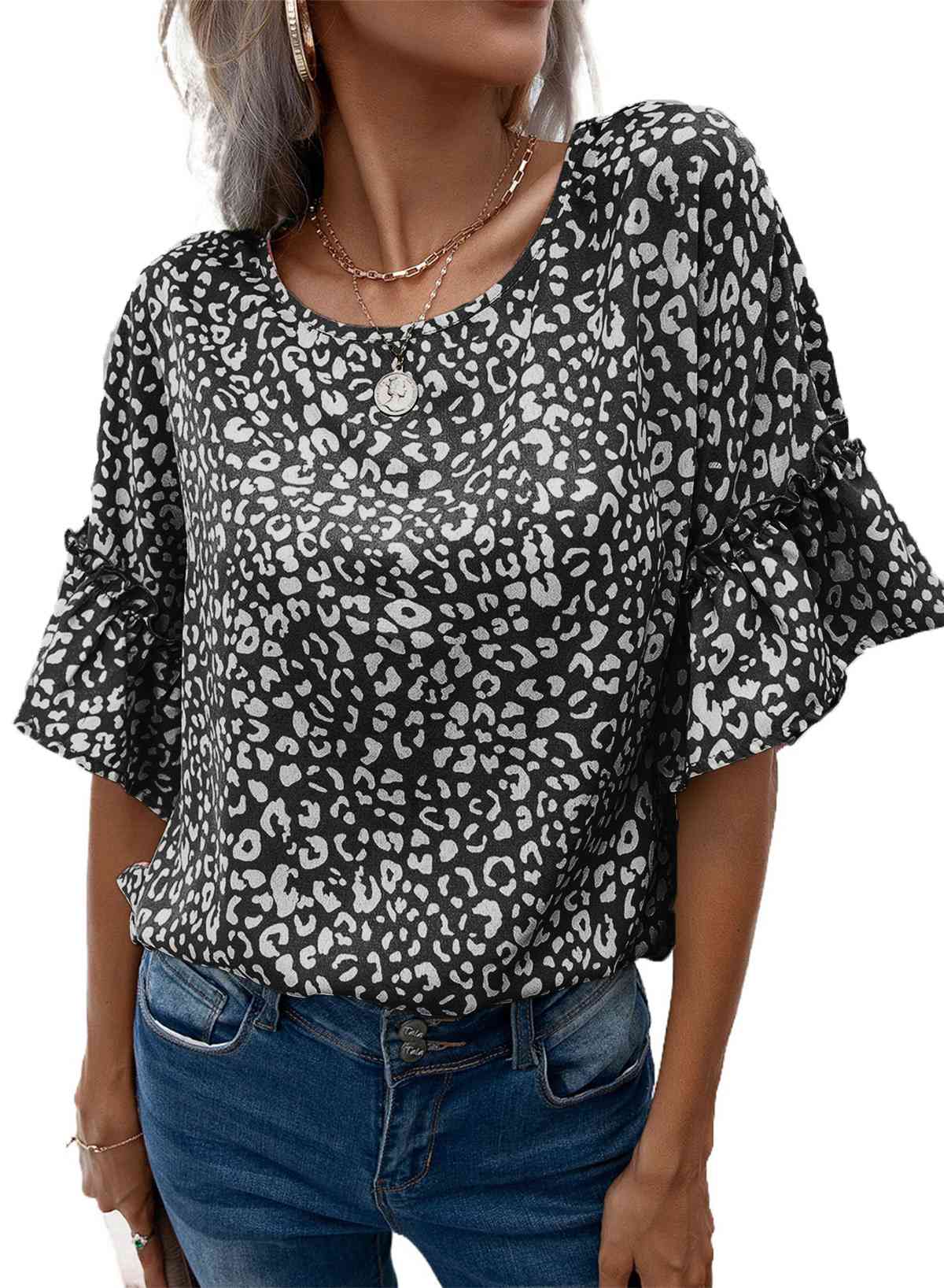 Blusa de leopardo con cuello redondo y ribete de volantes