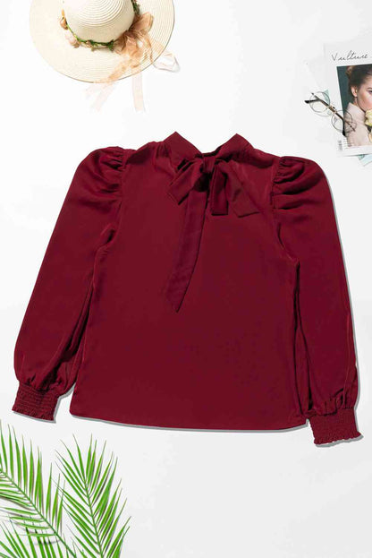 Blusa con mangas abullonadas y cuello simulado