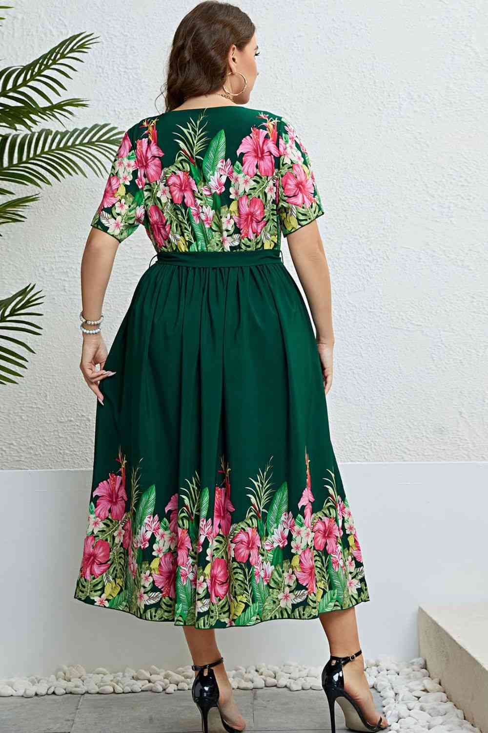 Robe florale à col rond et taille nouée