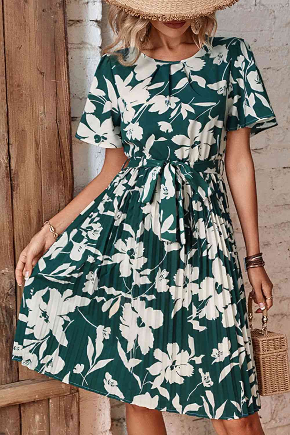 Robe plissée fleurie à col rond et ceinture à nouer