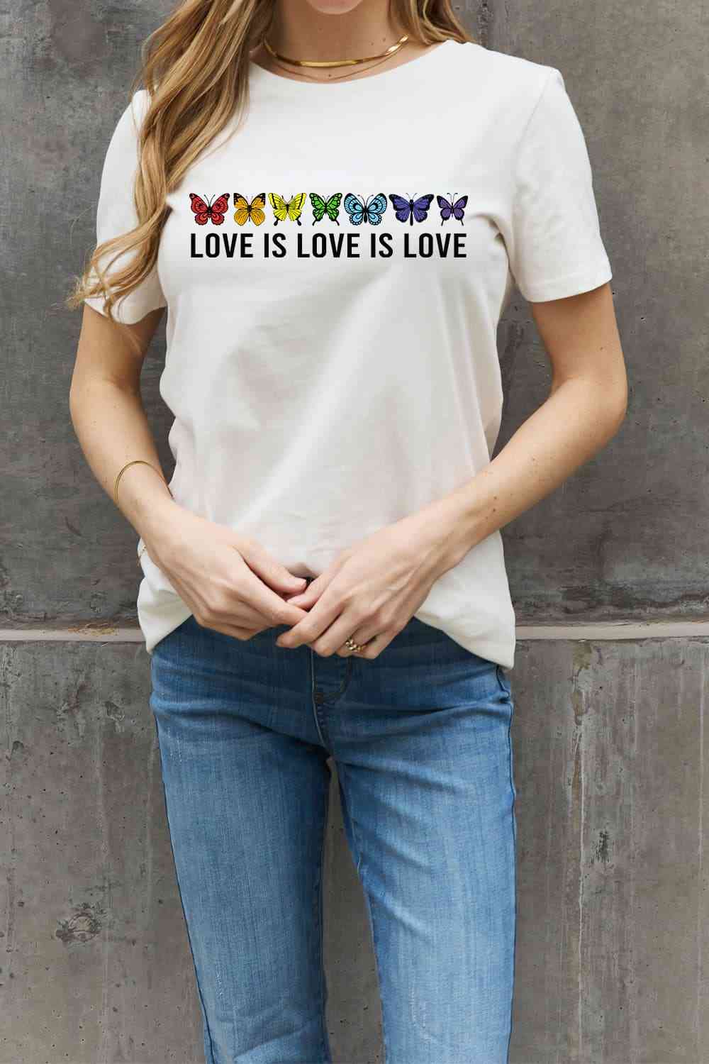 Camiseta de algodón con gráfico de tamaño completo LOVE IS LOVE IS LOVE de Simply Love