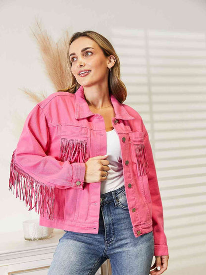 Chaqueta vaquera con hombros caídos y detalle de flecos