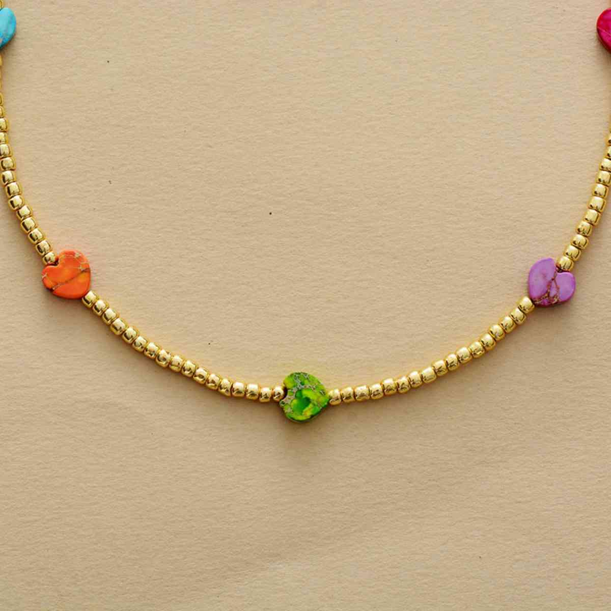 Collar de piedra natural en forma de corazón