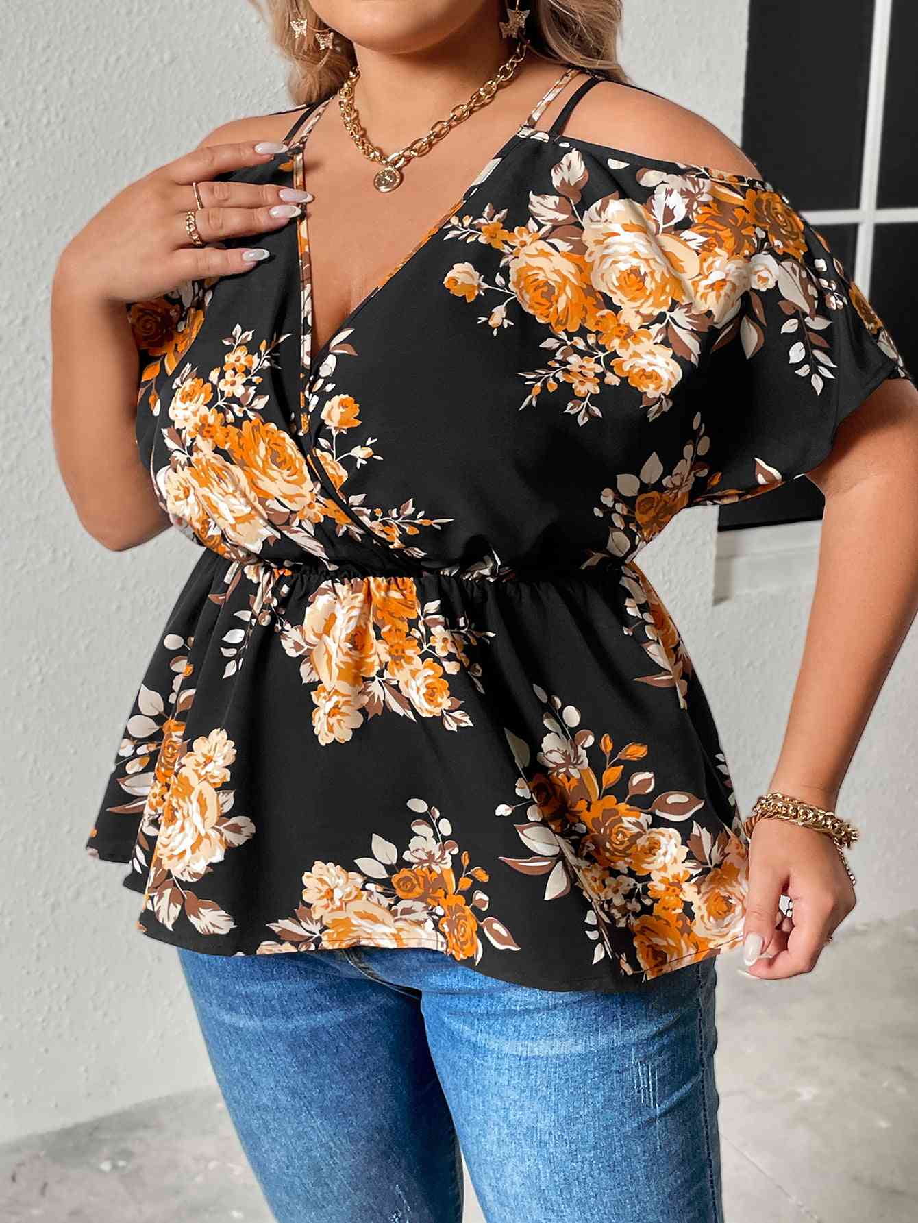 Blusa con cuello de sobrepelliz y hombros descubiertos con estampado floral de talla grande