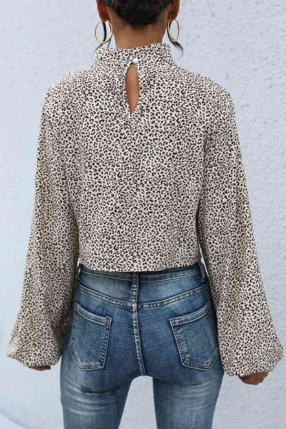 Top corto con cuello simulado y estampado de leopardo