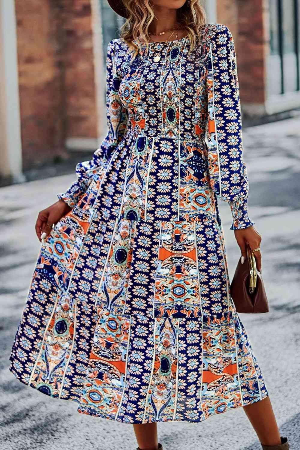 Robe midi smockée à col rond et manches lanternes