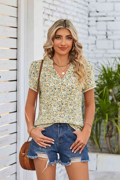 Blusa floral con cuello con muescas