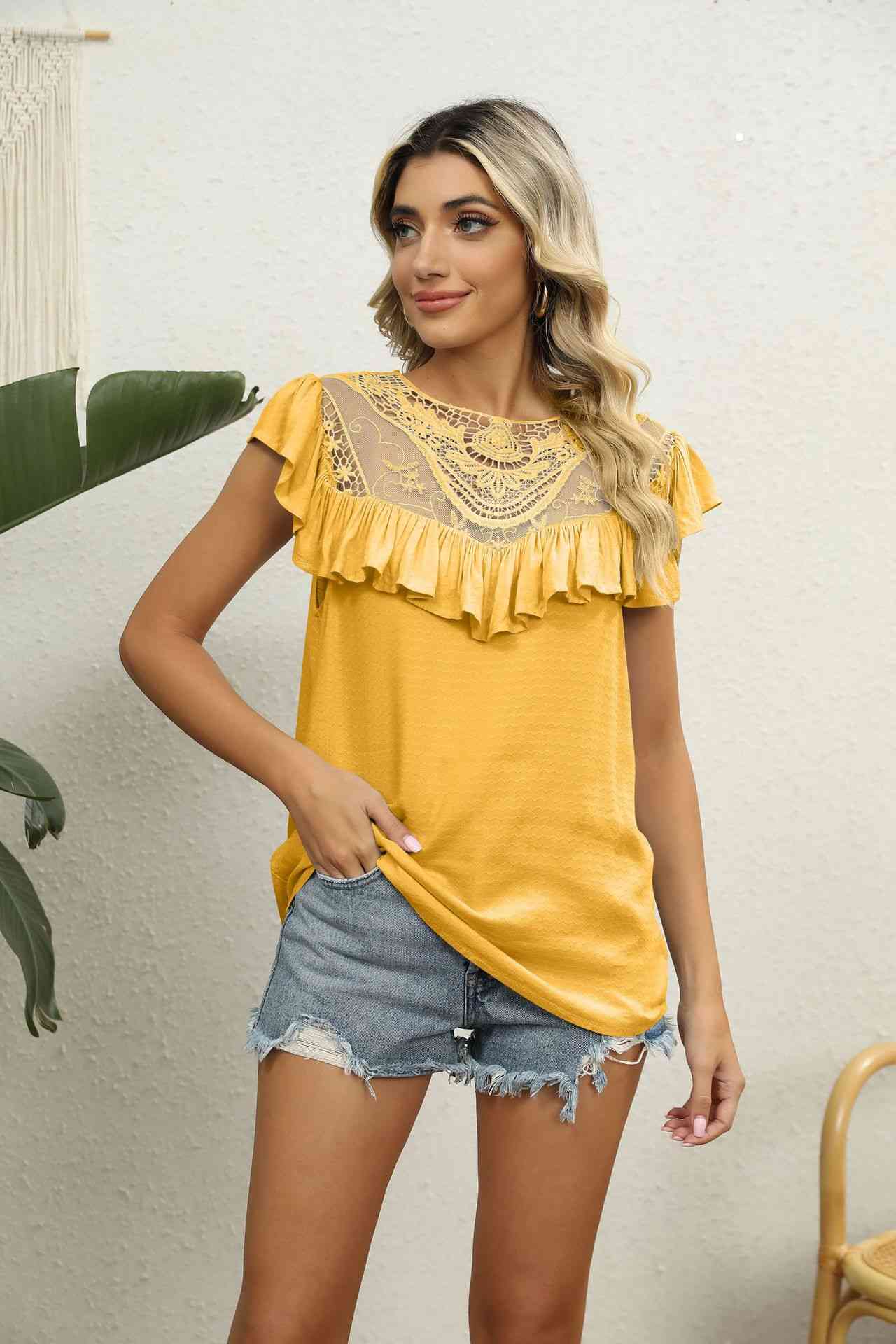 Blusa con volantes y encaje empalmado