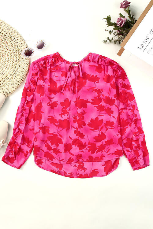 Blusa floral con ribete de volantes y cuello anudado