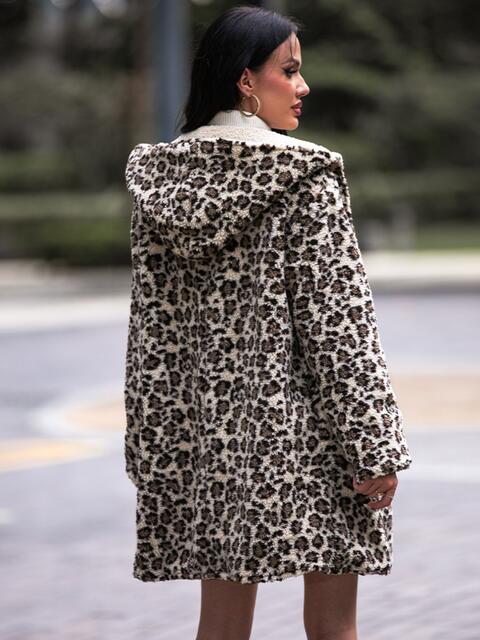 Abrigo teddy con capucha y estampado de leopardo