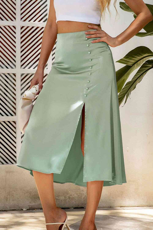 Falda midi con abertura y botones decorativos