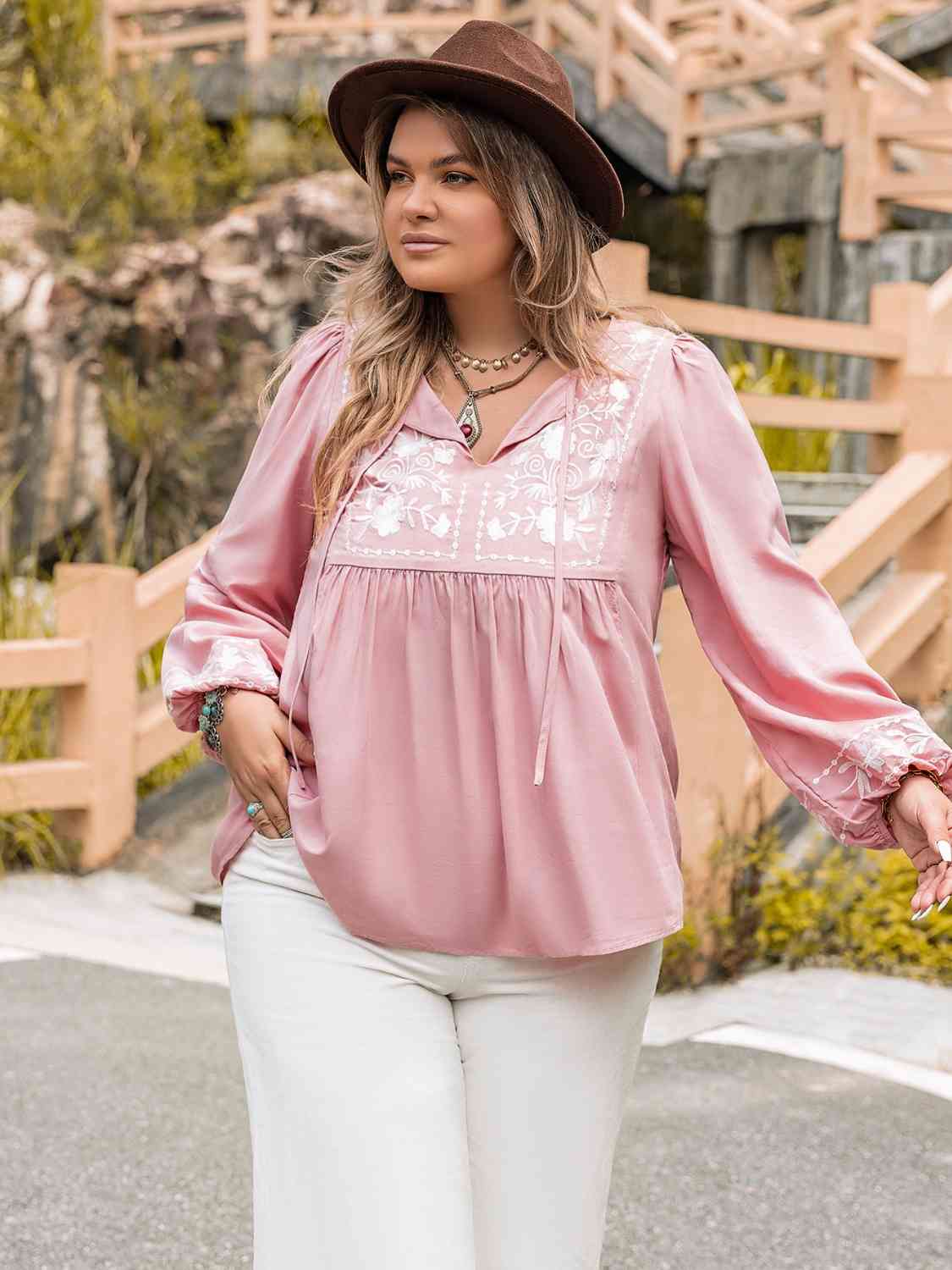 Blusa con mangas abullonadas y cuello anudado de talla grande