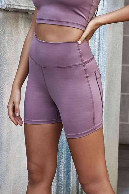 Short de yoga avec boutons décoratifs et coutures apparentes