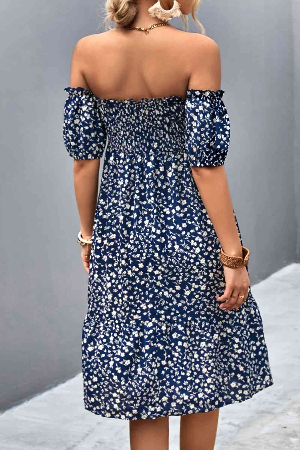 Vestido con hombros descubiertos y ribete de volantes fruncidos con estampado floral de florecitas