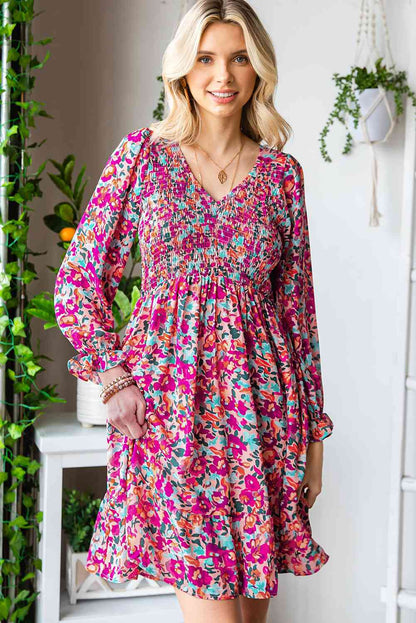 Vestido floral fruncido con cuello en V y mangas con volantes