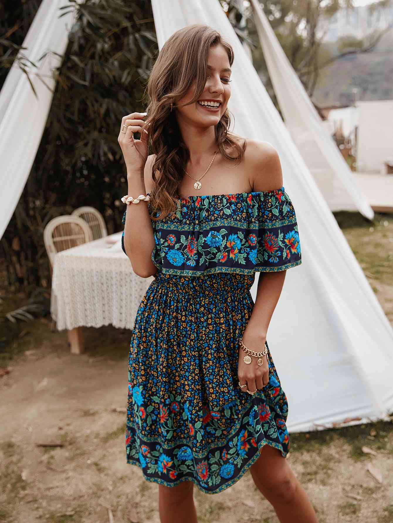 Vestido hasta la rodilla sin tirantes con hombros descubiertos y estampado bohemio