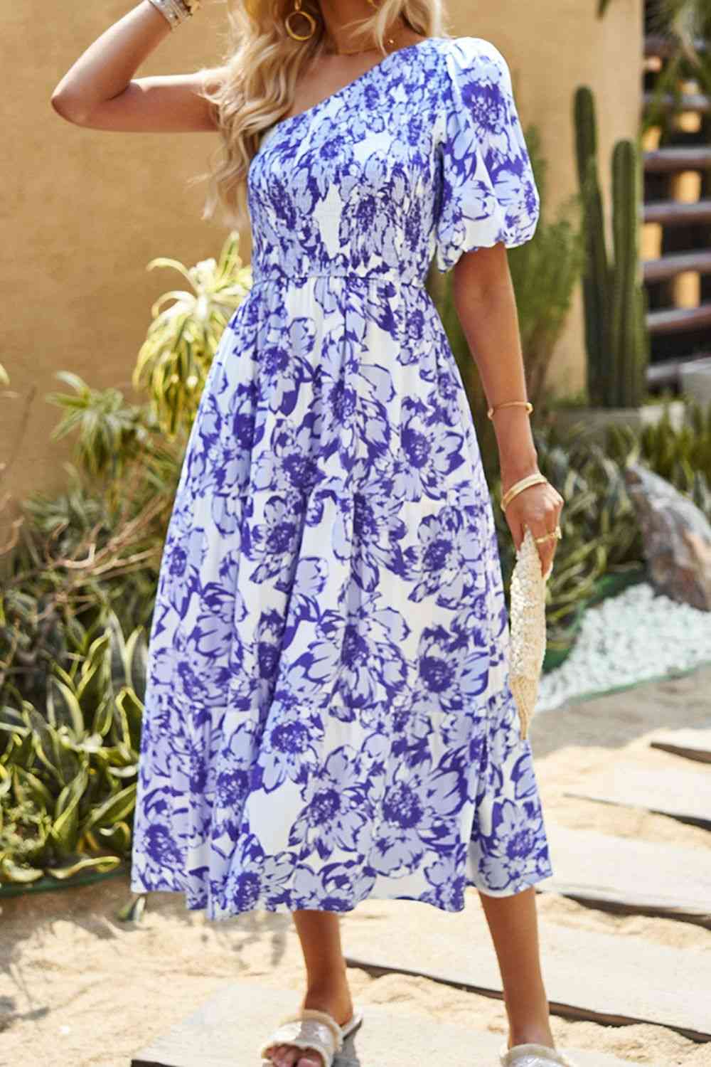 Robe midi smockée fleurie à une épaule