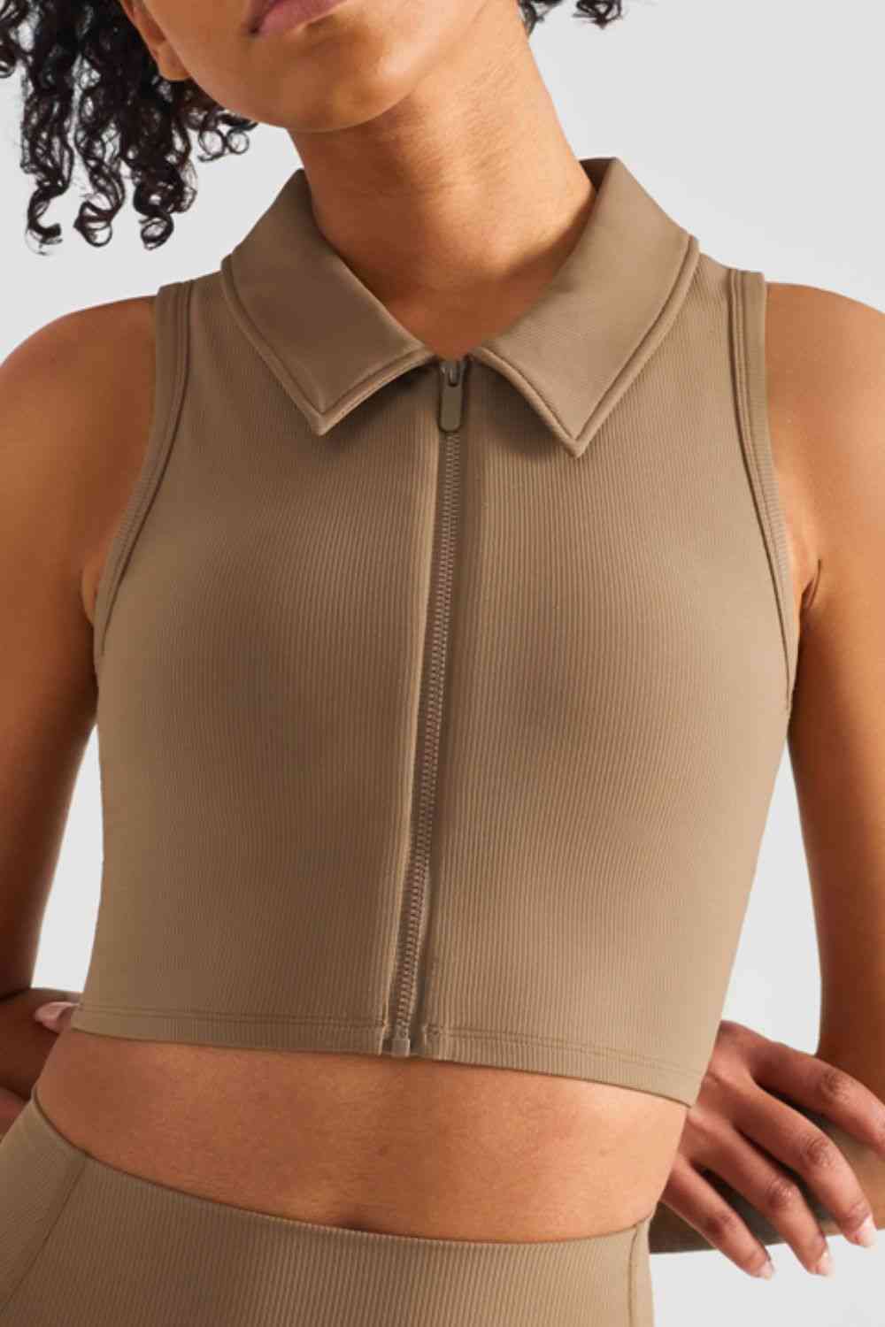 Top deportivo corto con cuello y cremallera