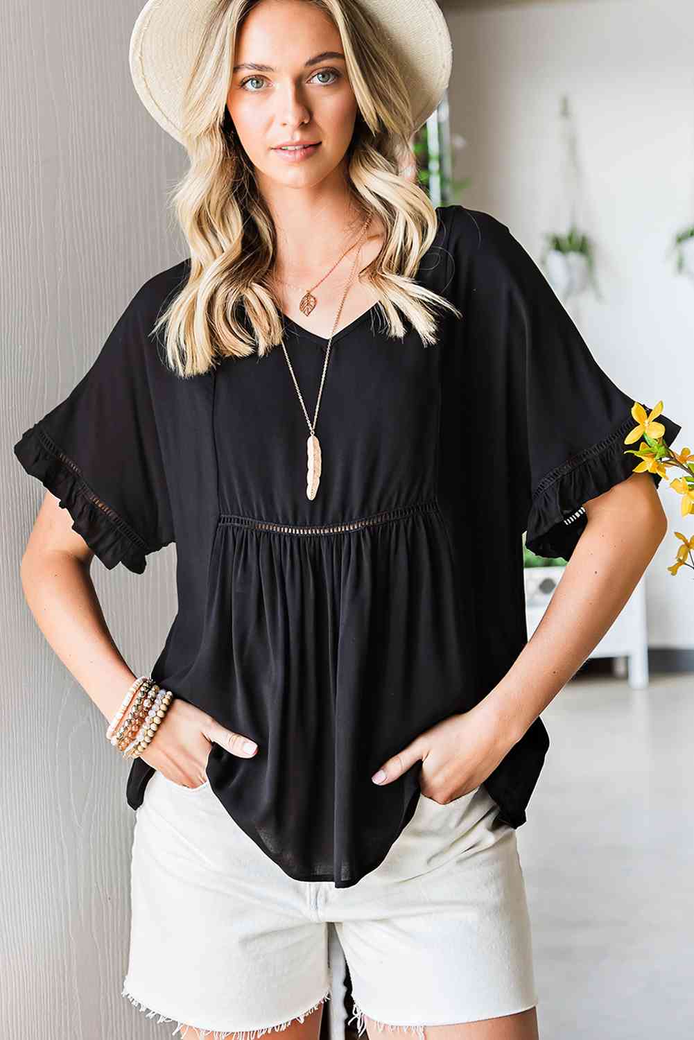 Blusa babydoll con cuello en V y mangas con volantes