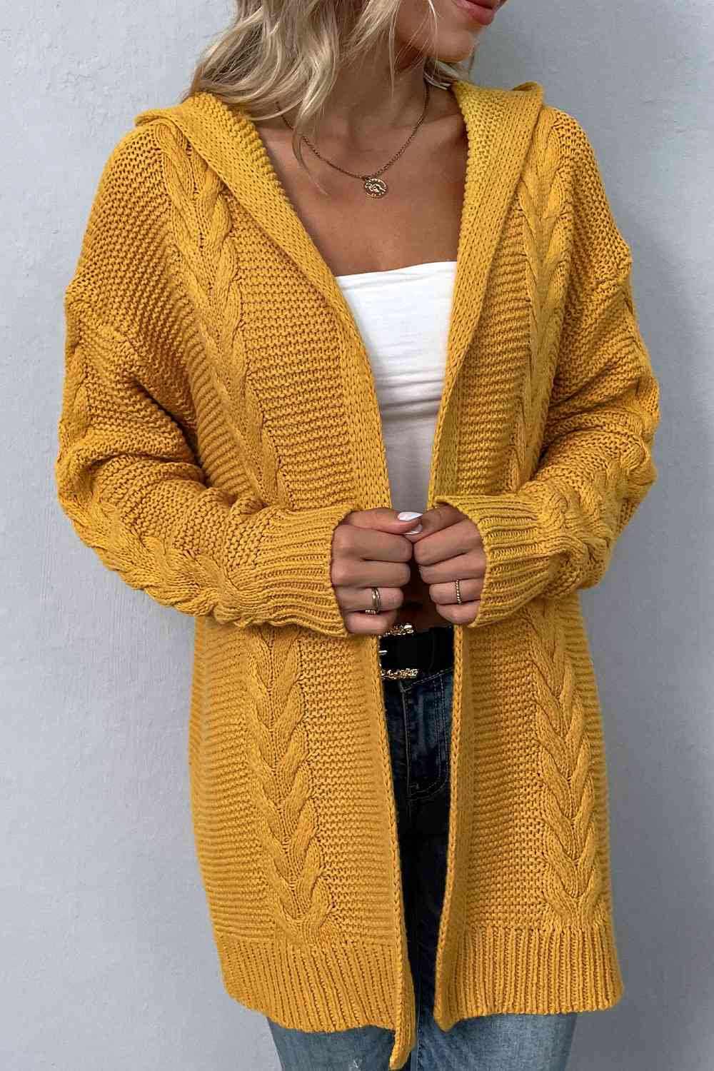 Cardigan à capuche à épaules tombantes en tricot torsadé