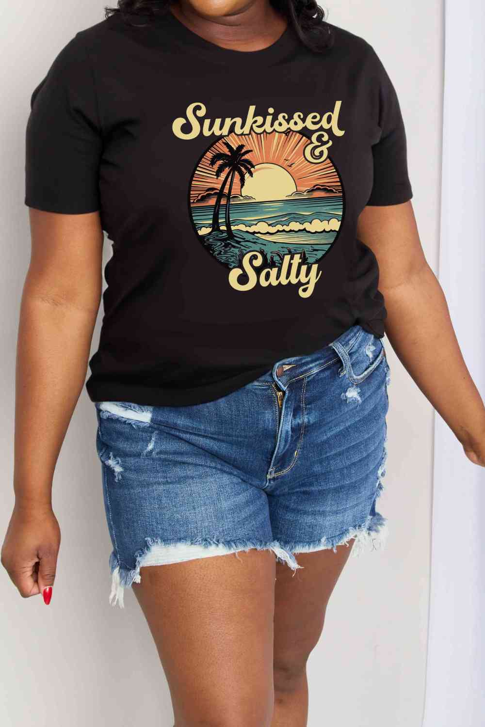 Simply Love T-shirt en coton graphique SUNKISSED &amp; SALTY pleine grandeur