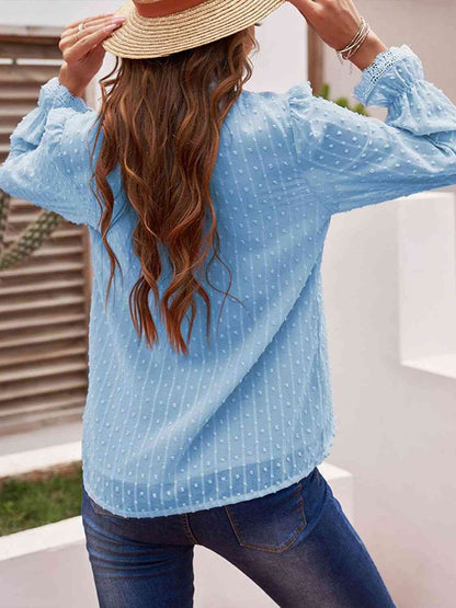 Blusa con mangas con volantes y lunares suizos