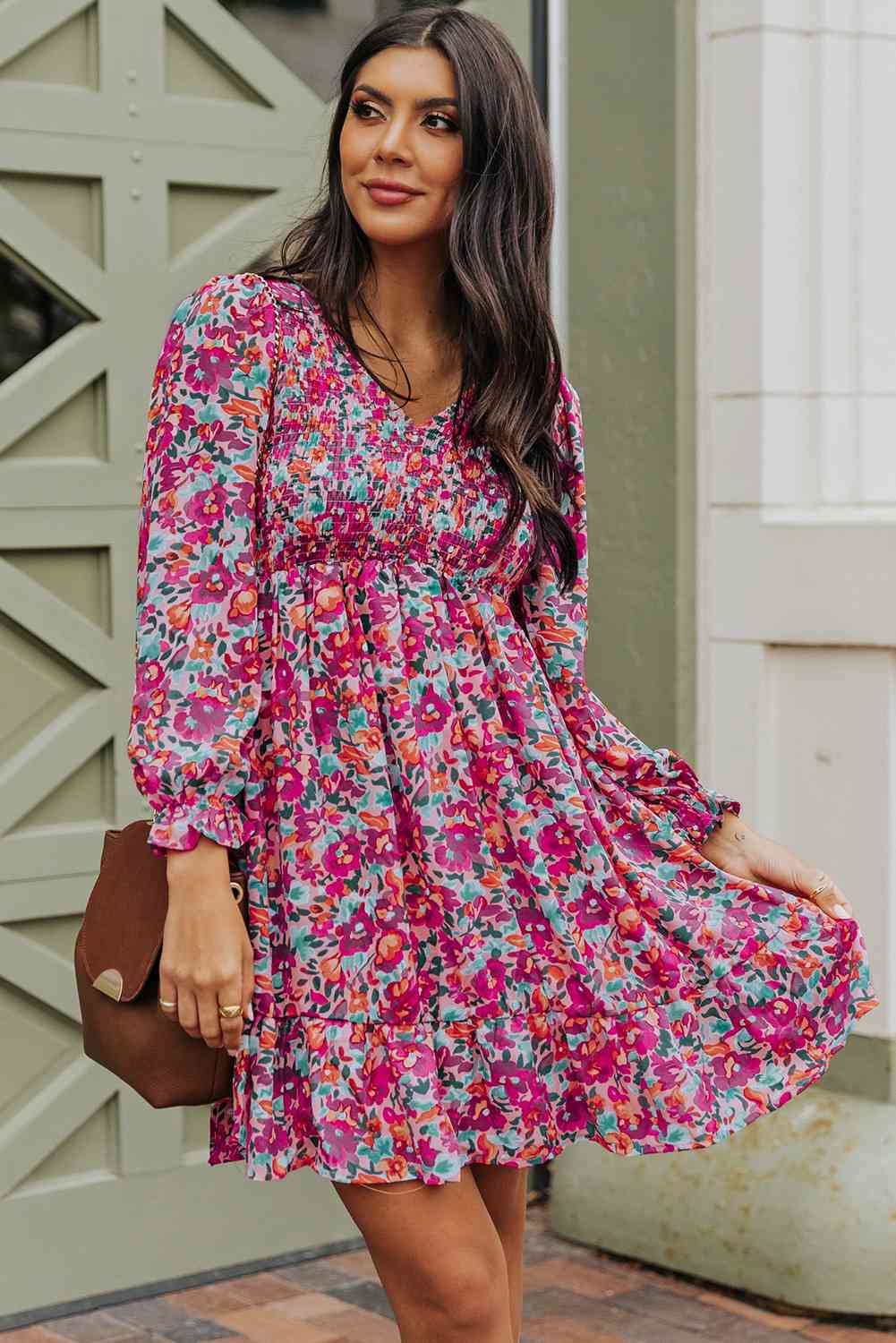 Vestido floral fruncido con cuello en V y mangas con volantes