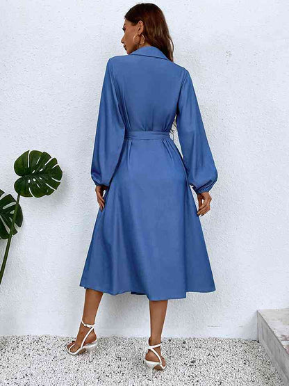 Robe boutonnée à col et taille nouée