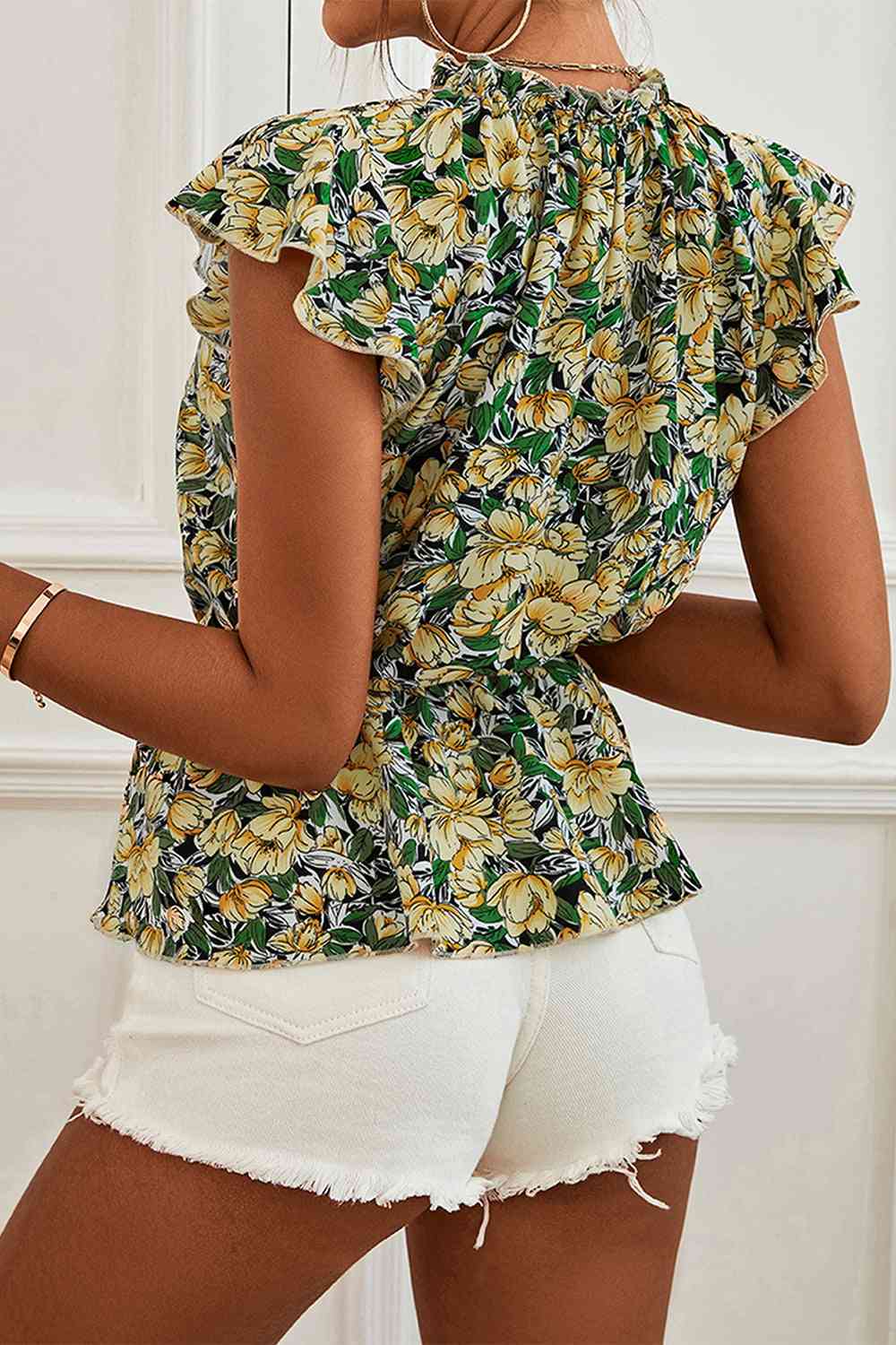 Top peplum con mangas acampanadas y cuello simulado floral