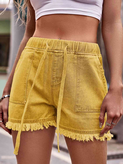 Shorts vaqueros con cordón y dobladillo sin rematar